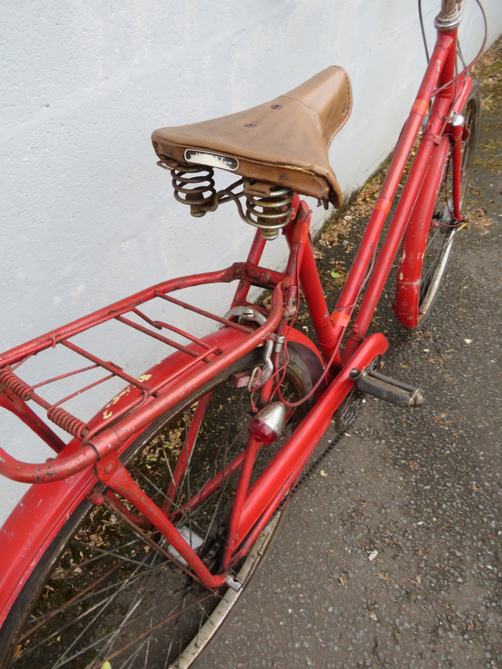 A VINTAGE 1950s THREE SPEED TRIUMPH LADIES BICYCLE PAINTED RED - Image 8 of 8