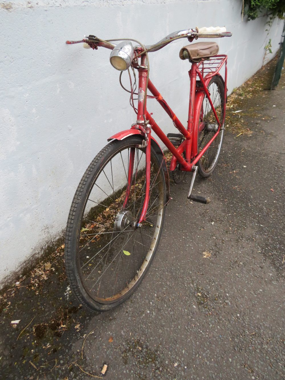 A VINTAGE 1950s THREE SPEED TRIUMPH LADIES BICYCLE PAINTED RED - Image 3 of 8