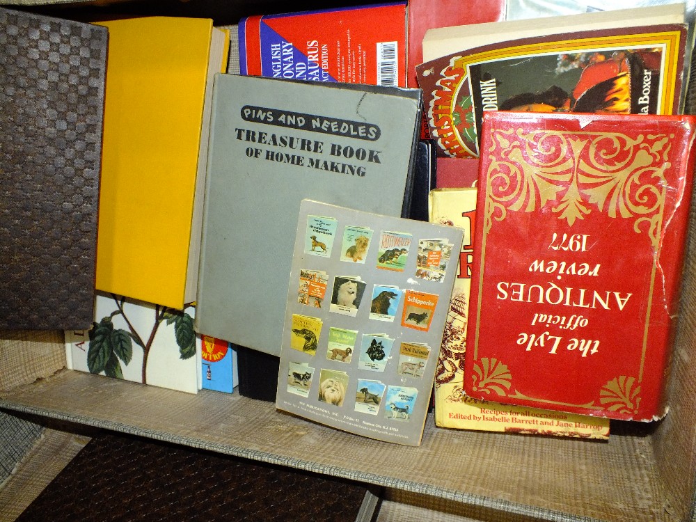 A LARGE QUANTITY OF VINTAGE AND MODERN BOOKS TO INCLUDE ANTIQUE REFERENCE GUIDES, THE CONCISE HOME - Image 2 of 2