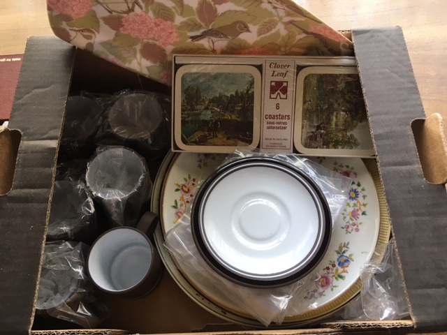 THREE LARGE TRAYS AND TWO SMALLER TRAY OF CERAMICS TO INCLUDE JOHNSON BROTHERS SNOW WHITE EXAMPLES, - Image 3 of 6