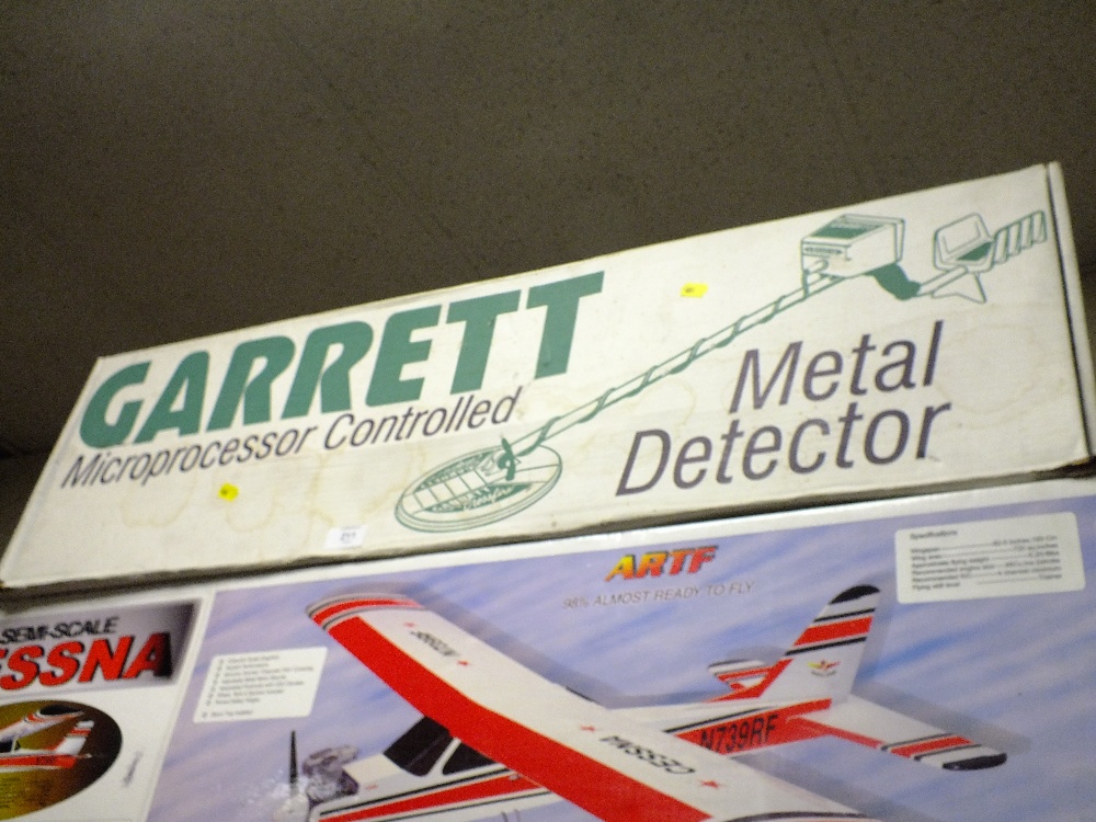 A BOXED GARRETT METAL DETECTOR