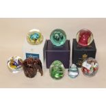 A QUANTITY OF PAPERWEIGHTS TO INCLUDE CAITHNESS EXAMPLES IN ORIGINAL BOXES