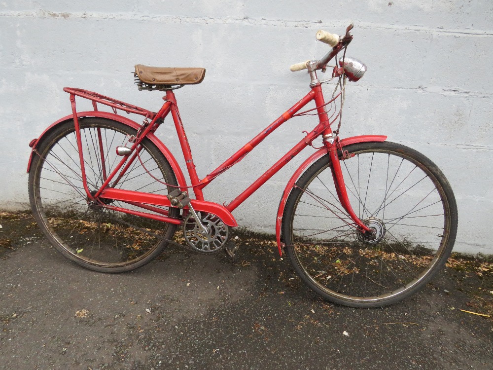 A VINTAGE 1950s THREE SPEED TRIUMPH LADIES BICYCLE PAINTED RED - Image 4 of 8