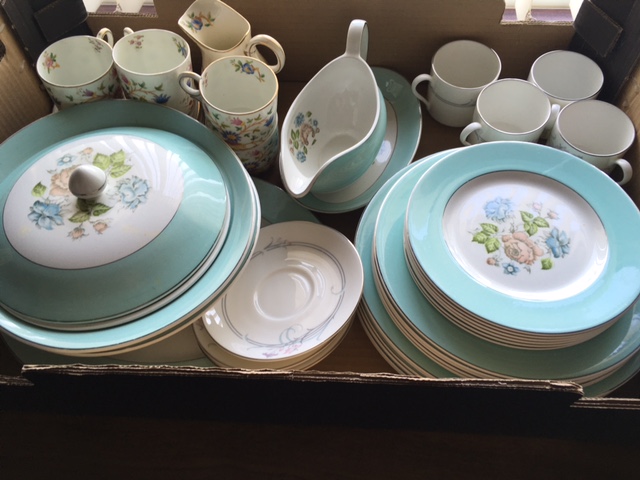 THREE LARGE TRAYS AND TWO SMALLER TRAY OF CERAMICS TO INCLUDE JOHNSON BROTHERS SNOW WHITE EXAMPLES, - Image 2 of 6