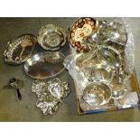 A QUANTITY OF SILVER PLATED METALWARE TO INCLUDE A SWING HANDLED FOOTED DISH, SECTIONAL CAKE STAND