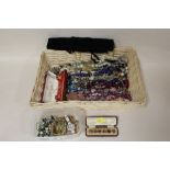 A QUANTITY OF VINTAGE COSTUME JEWELLERY TO INCLUDE A CASED SET OF DRESS BUTTONS