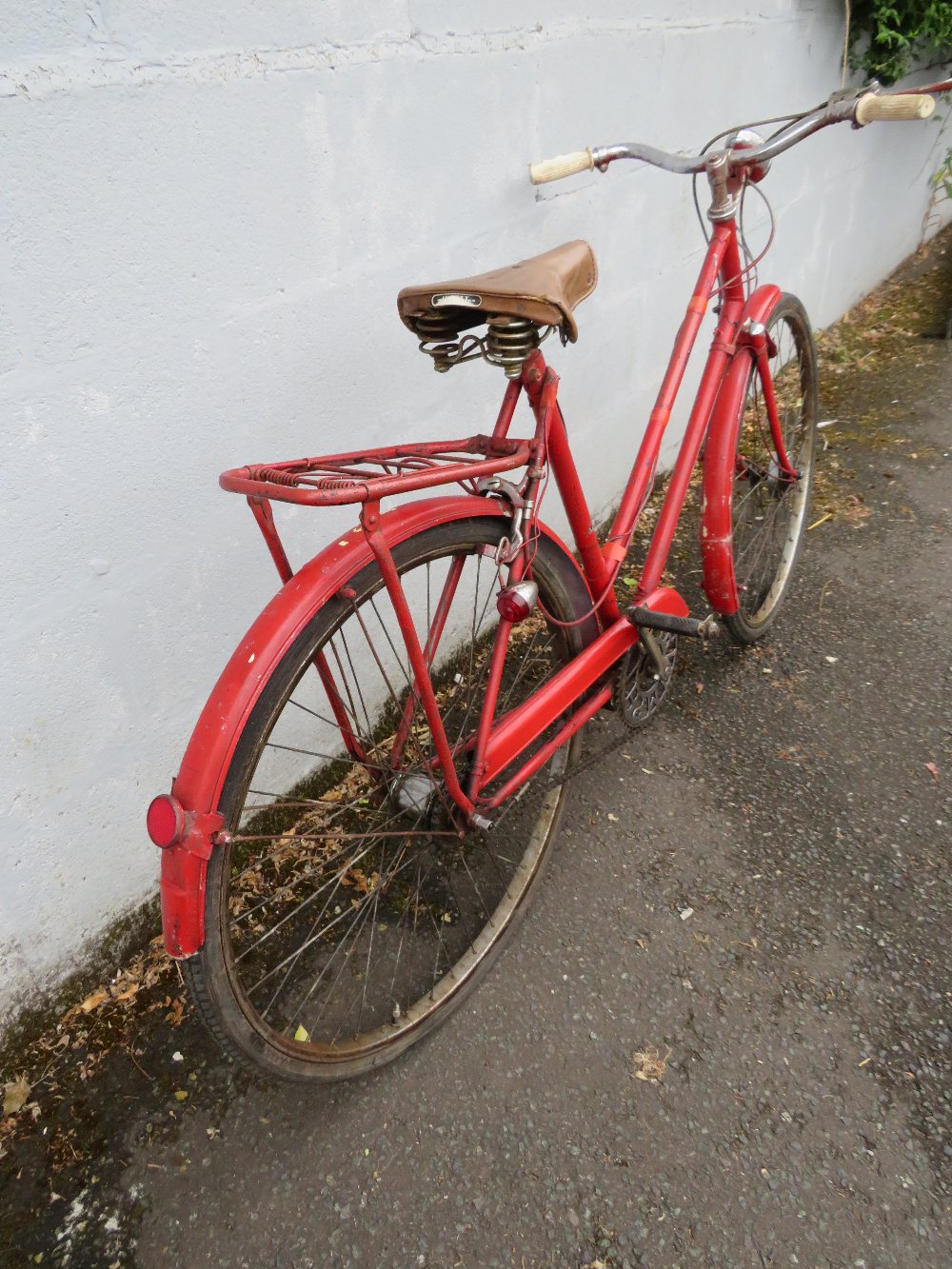 A VINTAGE 1950s THREE SPEED TRIUMPH LADIES BICYCLE PAINTED RED - Image 7 of 8