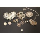 A SMALL QUANTITY OF SILVER FILIGREE BROOCHES ETC., TO INCLUDE A BUTTERFLY EXAMPLE