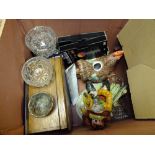 A MIXED BOX OF HOUSEHOLD ITEMS TO INCLUDE CERAMICS AND CASED CUTLERY