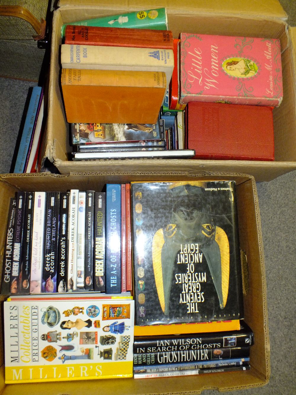 A LARGE QUANTITY OF VINTAGE AND MODERN BOOKS TO INCLUDE ANTIQUE REFERENCE GUIDES, THE CONCISE HOME