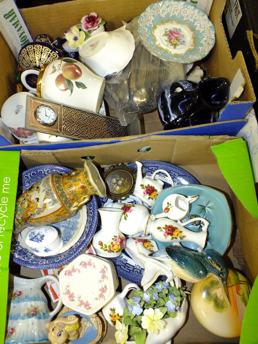 TWO SMALL TRAYS OF ASSORTED CERAMICS