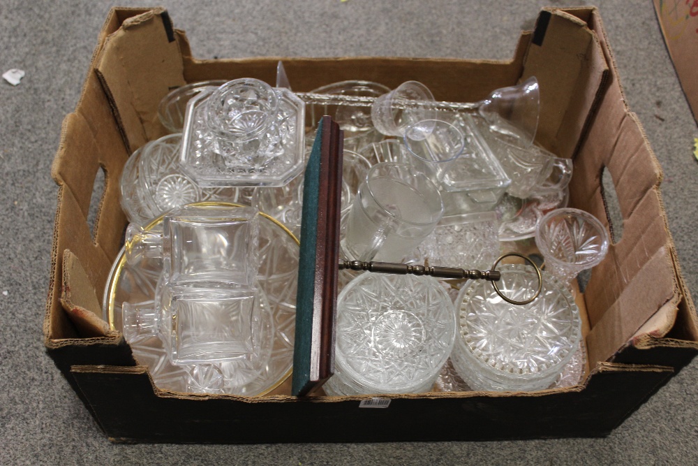 A TRAY OF ASSORTED GLASSWARE TO INCLUDE A SMALL TWO DECANTER CARRIER