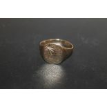 A HALLMARKED 9 CARAT GOLD SIGNET RING, APPROX WEIGHT 3.1G