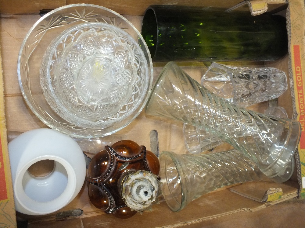 A TRAY OF METALWARE TOGETHER WITH A TRAY OF GLASSWARE TO INCLUDE AN OIL LAMP - Image 3 of 3