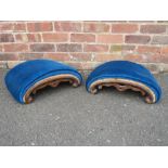 A PAIR OF VICTORIAN CURVED MAHOGANY FOOTSTOOLS, W 45 CM (2)