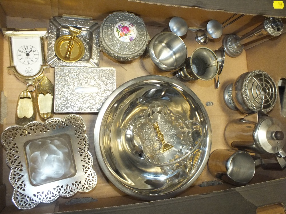 A TRAY OF METALWARE TOGETHER WITH A TRAY OF GLASSWARE TO INCLUDE AN OIL LAMP - Image 2 of 3