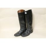 A PAIR OF LEATHER HORSE RIDING BOOTS, SIZE 8