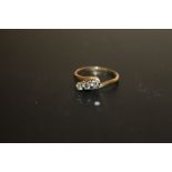 A HALLMARKED 9 CARAT GOLD THREE STONE DIAMOND RING, APPROX WEIGHT 2G