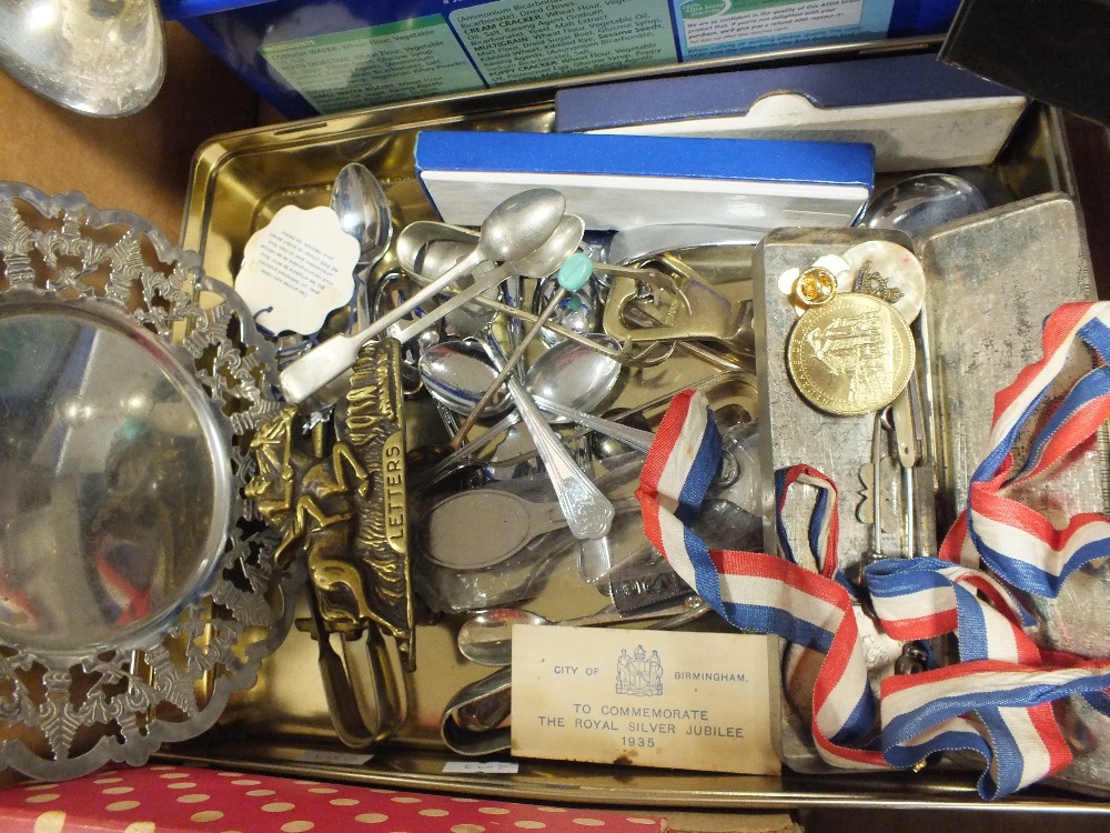 A TRAY OF COLLECTABLES AND METALWARE - Image 2 of 2