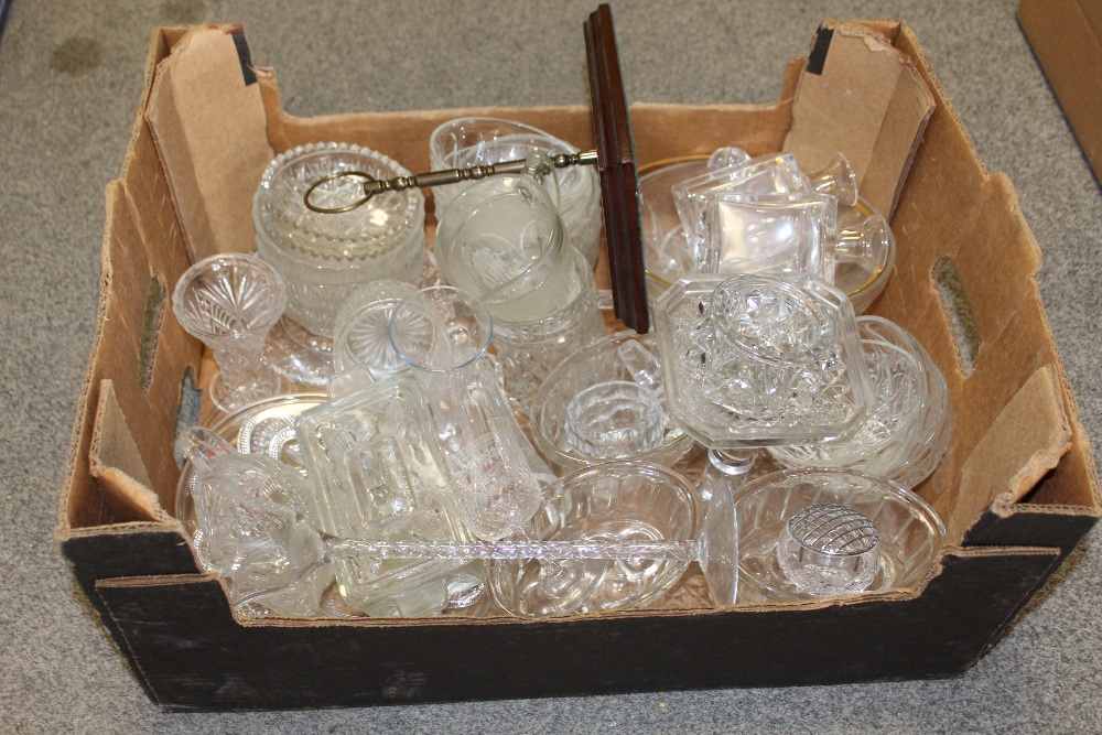 A TRAY OF ASSORTED GLASSWARE TO INCLUDE A SMALL TWO DECANTER CARRIER - Image 2 of 3