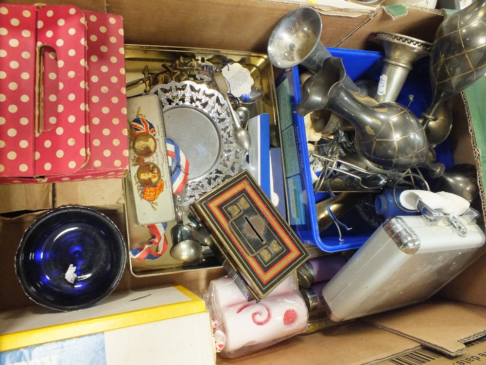 A TRAY OF COLLECTABLES AND METALWARE