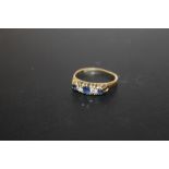 A HALLMARKED 18 CARAT GOLD FIVE STONE SAPPHIRE AND DIAMOND RING, APPROX RING 2.9G