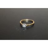 A HALLMARKED 18 CARAT GOLD DIAMOND SOLITAIRE RING, APPROX WEIGHT 2.1G