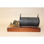 AN ANTIQUE VICTORIAN CONDUCTION COIL WITH BRASS FITTINGS ON MAHOGANY BASE, H 21, W 42, D 20 CM