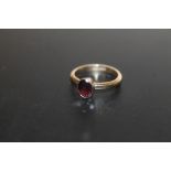 A HALLMARKED 9 CARAT GOLD GARNET TYPE RING, APPROX WEIGHT 3.9G, RING SIZE Q