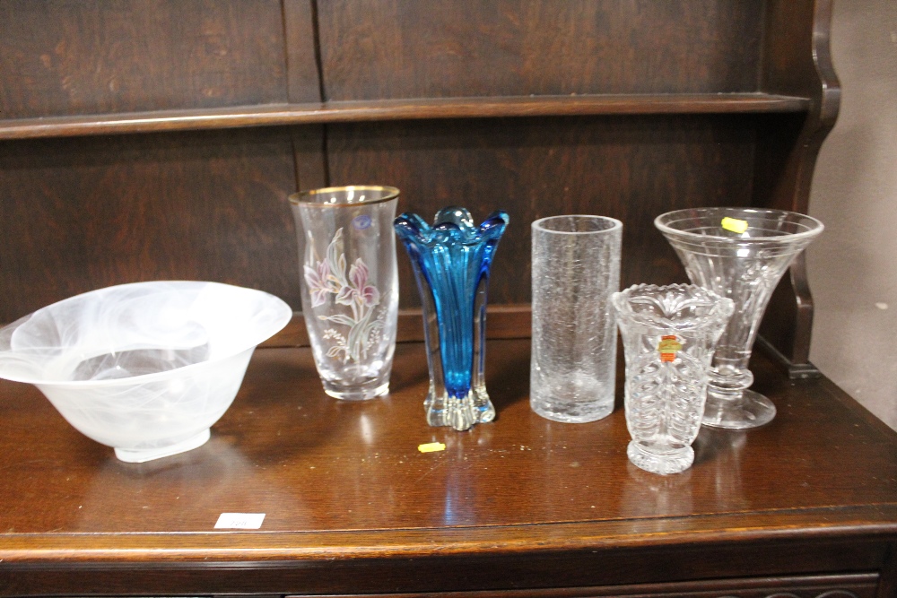 A TRAY OF GLASSWARE TO INCLUDE A STUDIO GLASS VASE