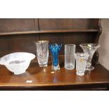A TRAY OF GLASSWARE TO INCLUDE A STUDIO GLASS VASE