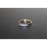 AN 18CT GOLD FIVE STONE DIAMOND RING, APPROX WEIGHT 2.3G
