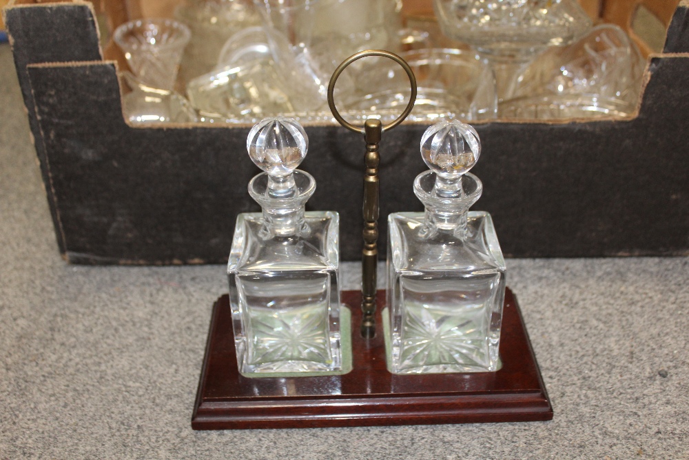 A TRAY OF ASSORTED GLASSWARE TO INCLUDE A SMALL TWO DECANTER CARRIER - Image 3 of 3