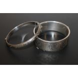A SELECTION OF SILVER BANGLES - APPROX 70.2G