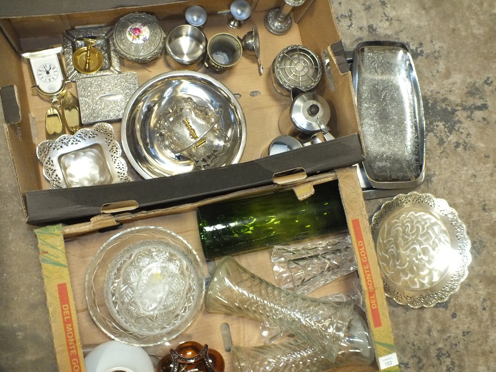 A TRAY OF METALWARE TOGETHER WITH A TRAY OF GLASSWARE TO INCLUDE AN OIL LAMP