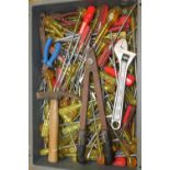 A TRAY OF HANDTOOLS TO INCLUDE MOSTLY SCREWDRIVERS