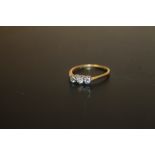 AN 18 CARAT GOLD THREE STONE DIAMOND RING, APPROX WEIGHT 1.7G