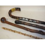 A COLLECTION OF VINTAGE WALKING CANES TO INCLUDE A CARVED BAMBOO EXAMPLE (SPLIT)
