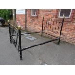 A VICTORIAN BRASS AND CAST DOUBLE BED FRAME WITH STRETCHERS - W 104 cm