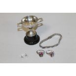 A SMALL BOX CONTAINING SILVER RINGS BRACELET AND EARRINGS, AND A SMALL HALLMARKED SILVER TROPHY