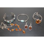 AN AMBER & SILVER JEWELLERY SET TOGETHER WITH TURQUOISE & SILVER BANGLES -- APPROX 62 G