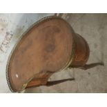 AN ORNATE INLAID KIDNEY SHAPED SIDE TABLE WITH BRASS GALLERY DETAIL