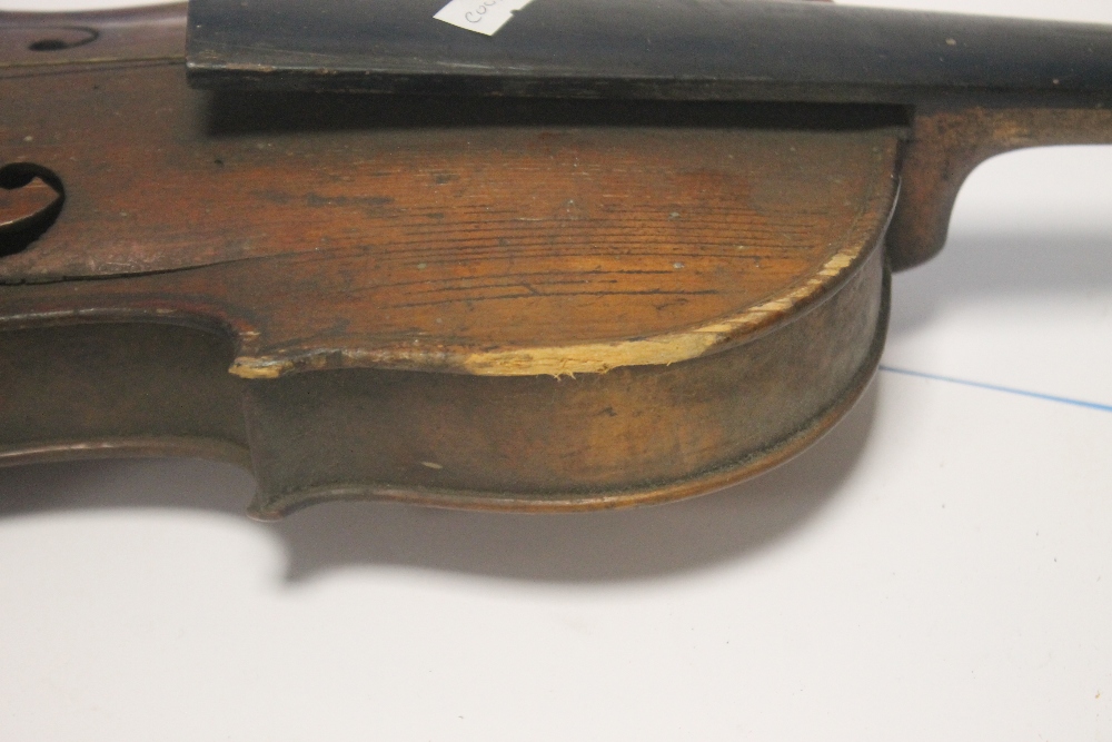 AN ANTIQUE VIOLIN AND BOW A/F - Image 5 of 12