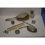 A COLLECTION OF HALLMARKED SILVER AND WHITE METAL ITEMS TO INCLUDE A BUTTON HOOK SILVER TOPPED
