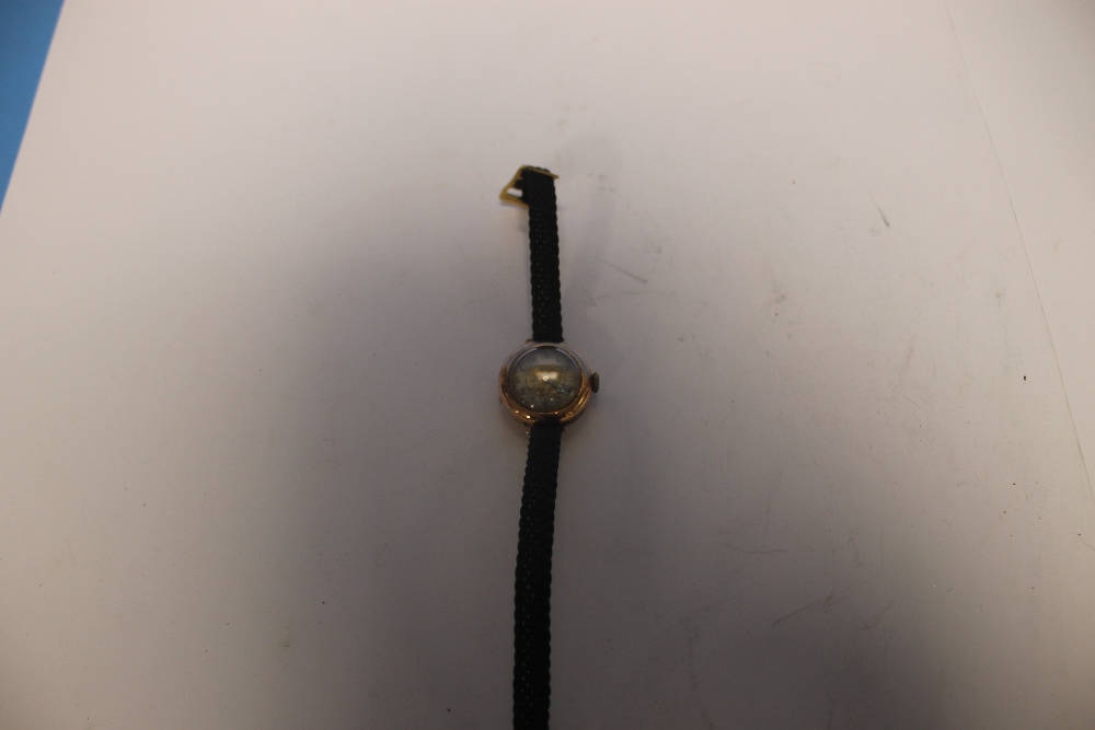 A LADIES 9CT GOLD WRISTWATCH ON A LATER STRAP - Image 2 of 3