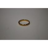 A 22 CT GOLD WEDDING BAND APPROX 3.2 GRAMS