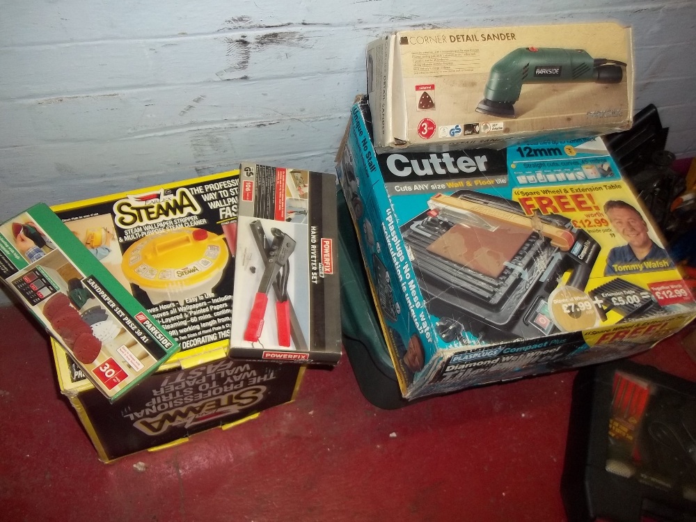 A SELECTION OF TOOLS TO INCLUDE BOXED ITEMS - A STEAMER, RIVETER, TILE CUTTER, DRILL, JIGSAW, - Image 5 of 6