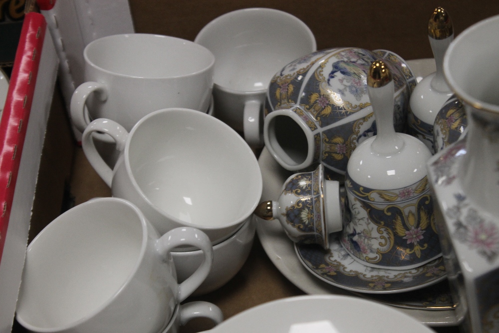 A TRAY OF ASSORTED CERAMICS (TRAY NOT INCLUDED) - Image 3 of 3