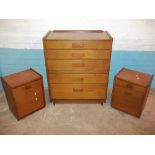 A RETRO TEAK BEDROOM SUITE TO INCLUDE A FIVE DRAWER CHEST OF DRAWERS AND TWO BEDSIDE CABINETS BY