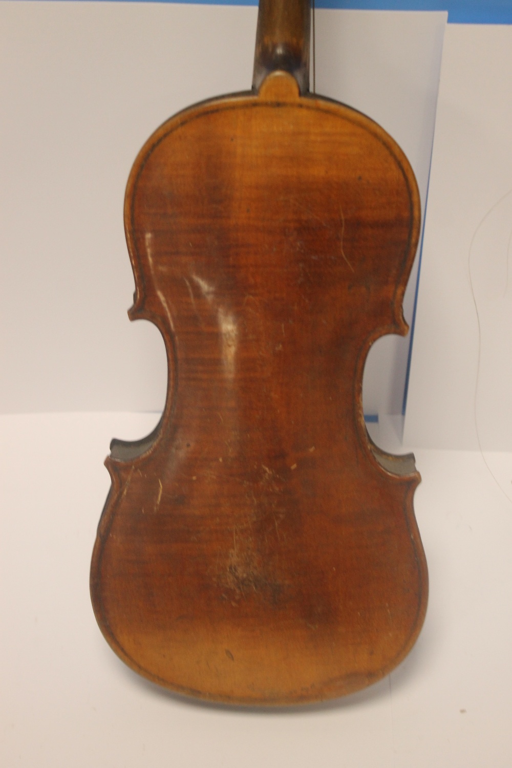 AN ANTIQUE VIOLIN AND BOW A/F - Image 7 of 12